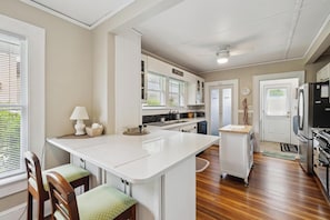 Fridge, microwave, oven, stovetop - Historic House in Downtown Waynesville! With a firepit! And Hot Tub ๐ (Waynesville)