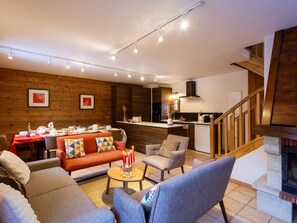 TV, fireplace - Chalet 5 rooms, 12 guests, pets allowed, parking (Valloire)