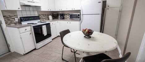 Mikrowelle, Ofen, Herdplatte, Geschirrspüler