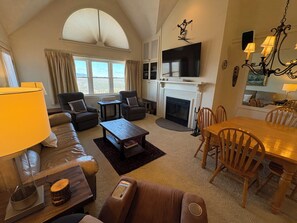 Smart TV, caminetto, monitor per computer