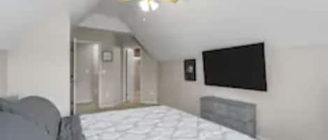 4 chambres, bureau, fer et planche à repasser, lit parapluie