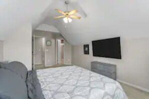 4 chambres, bureau, fer et planche à repasser, lit parapluie