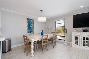 Dining - Gulfpointe by Pack and Relax (Marathon)