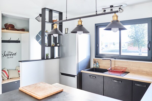 Réfrigérateur, micro-ondes, four, plaque de cuisson