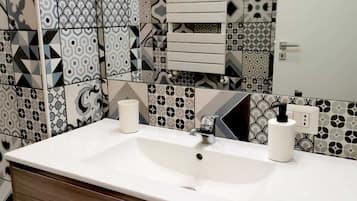Dusche, Haartrockner, Bidet, Handtücher