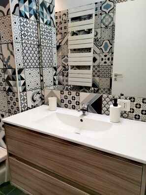 Ducha, secador de pelo, bidet, toallas