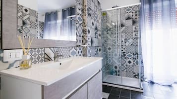 Doccia, asciugacapelli, bidet, asciugamani