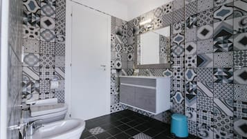 Dusche, Haartrockner, Bidet, Handtücher
