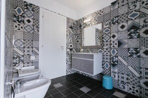 Dusj, hårføner, bidé og håndklær
