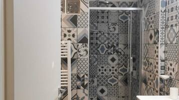 Dusche, Haartrockner, Bidet, Handtücher