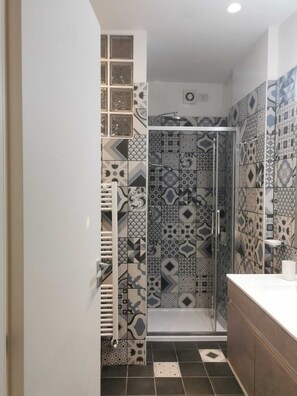 Shower, hair dryer, bidet, towels