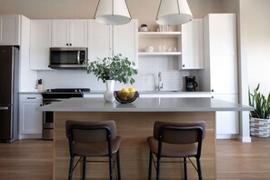 Apartment, 1 King Bed | Private kitchenette | Full-size fridge, microwave, oven, stovetop
