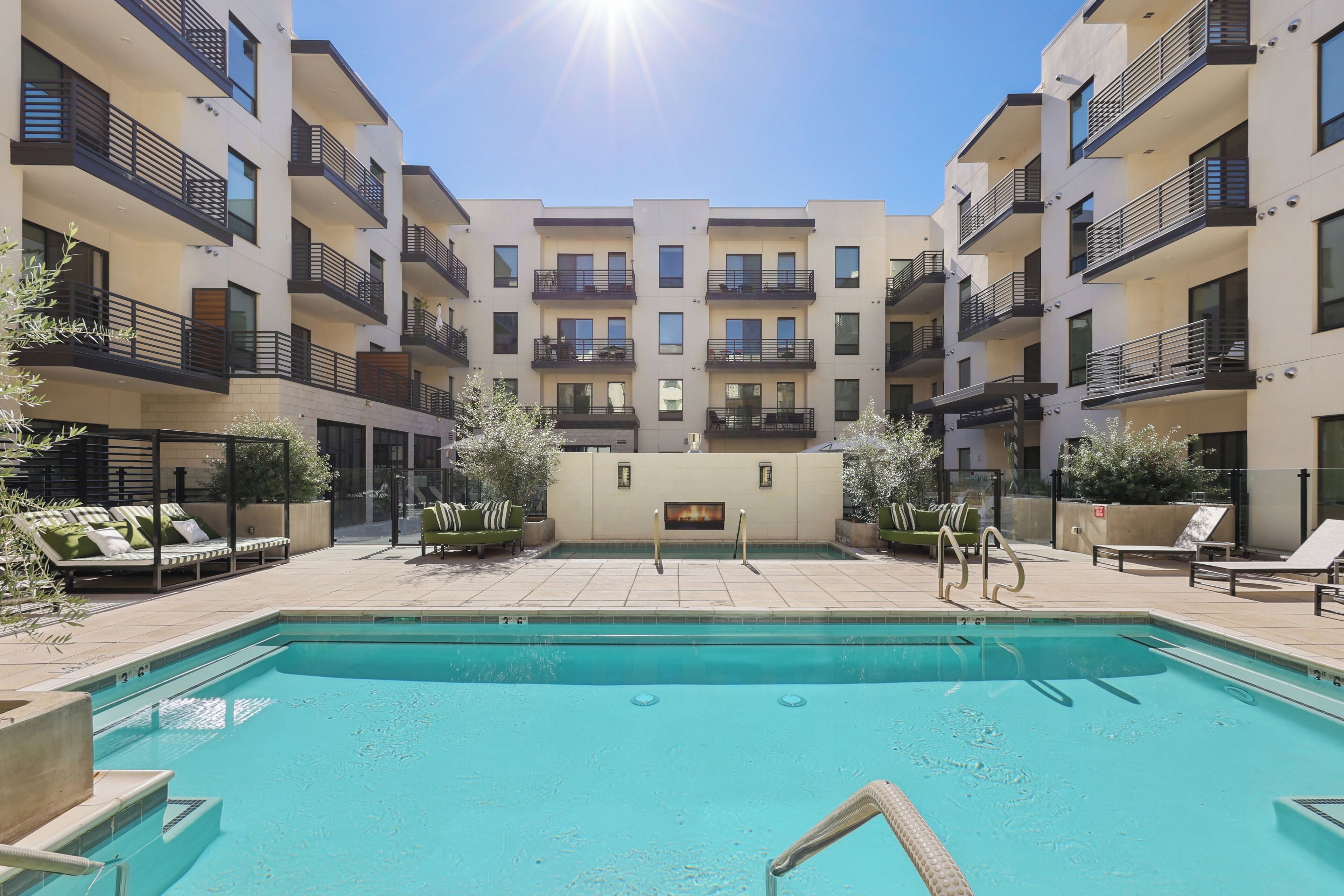 Piscina externa, guarda-sóis, espreguiçadeiras