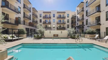 Piscina externa, guarda-sóis, espreguiçadeiras