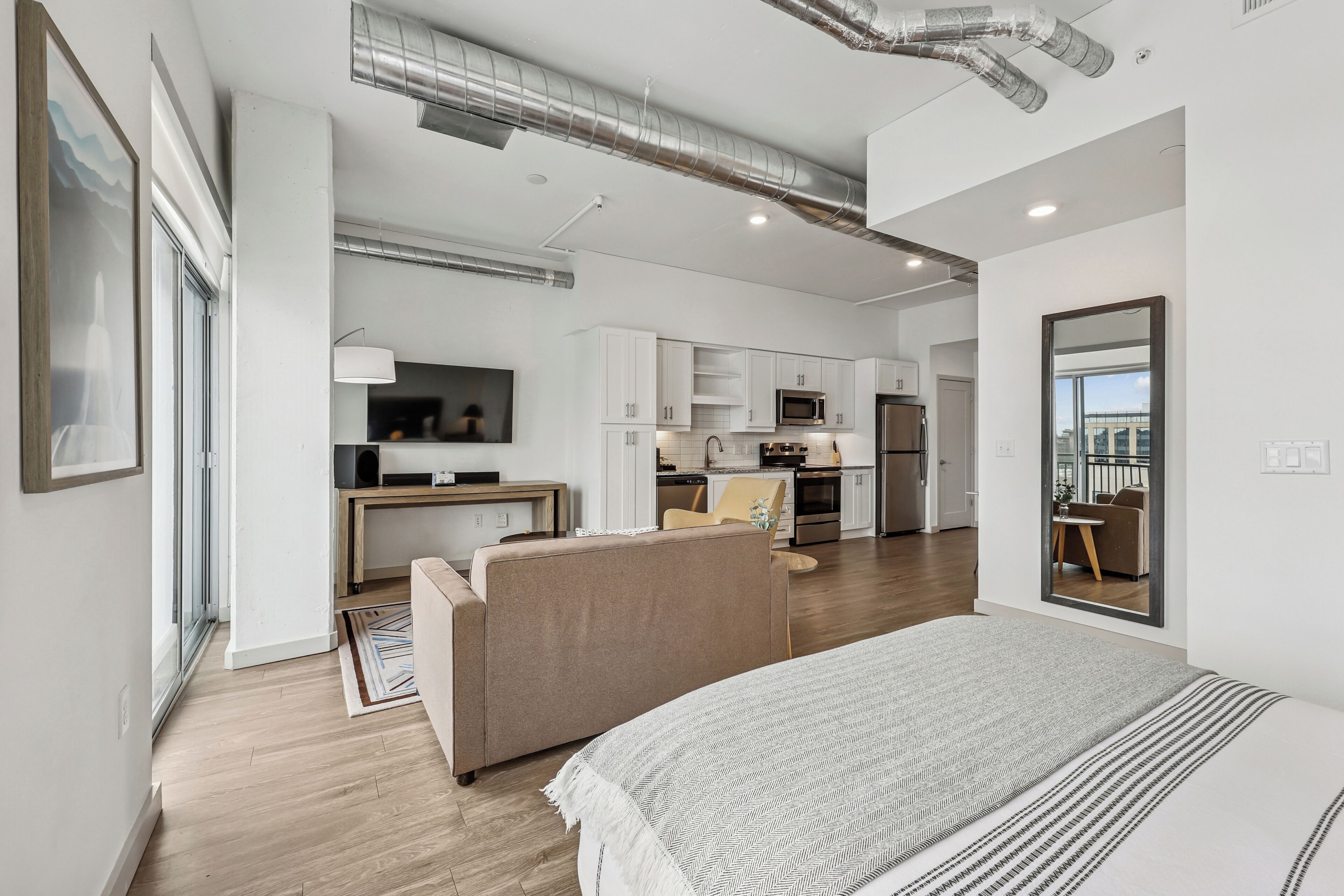 Studio, 1 queensize-seng (Studio Apt Designer Furnished) | Oppholdsområde | Flatskjerm-TV