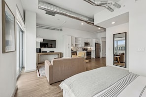 開放式客房, 1 張加大雙人床 (Studio Apt Designer Furnished) | 起居區 | 平面電視