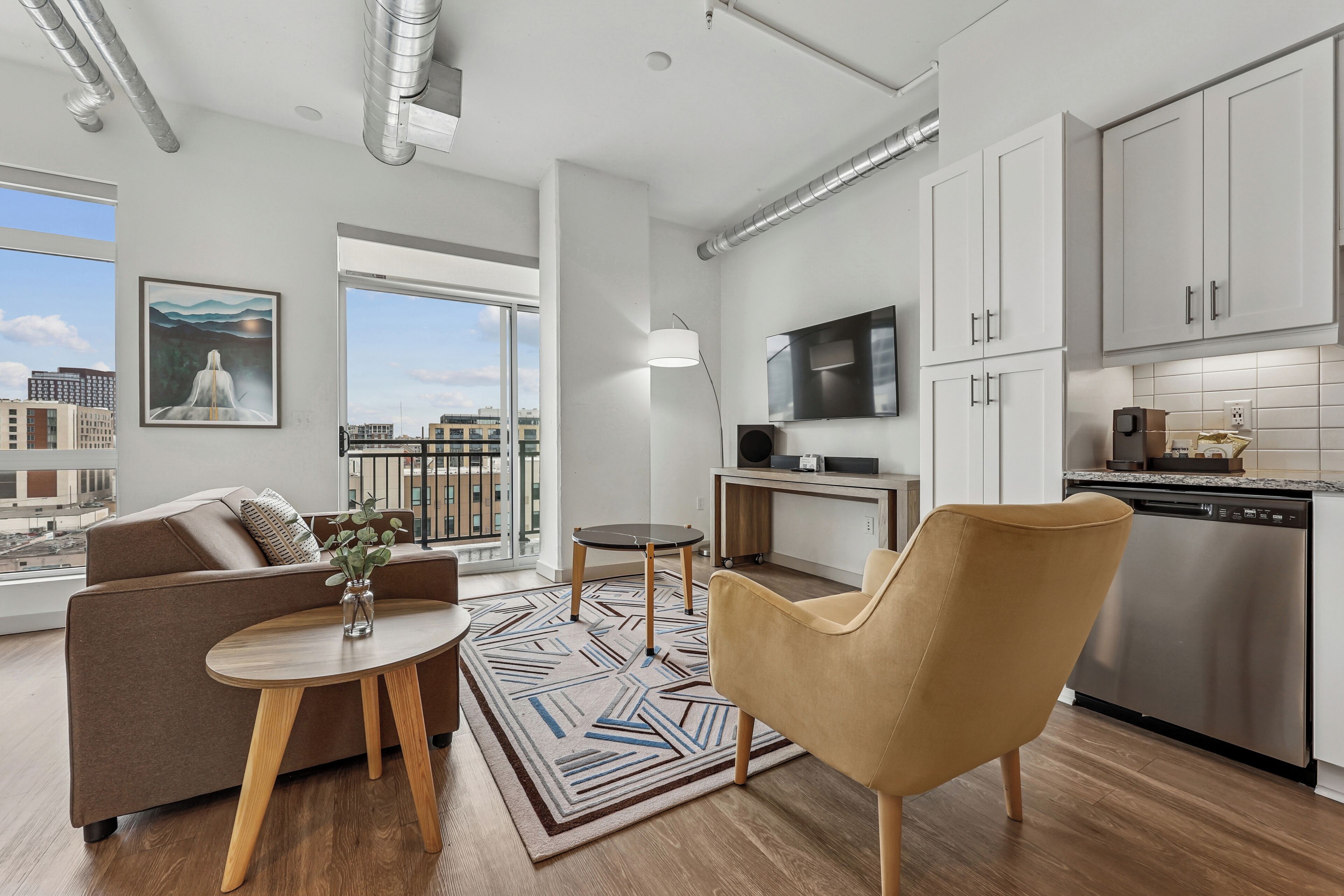 Un appartamento moderno con soggiorno, cucina e balcone.