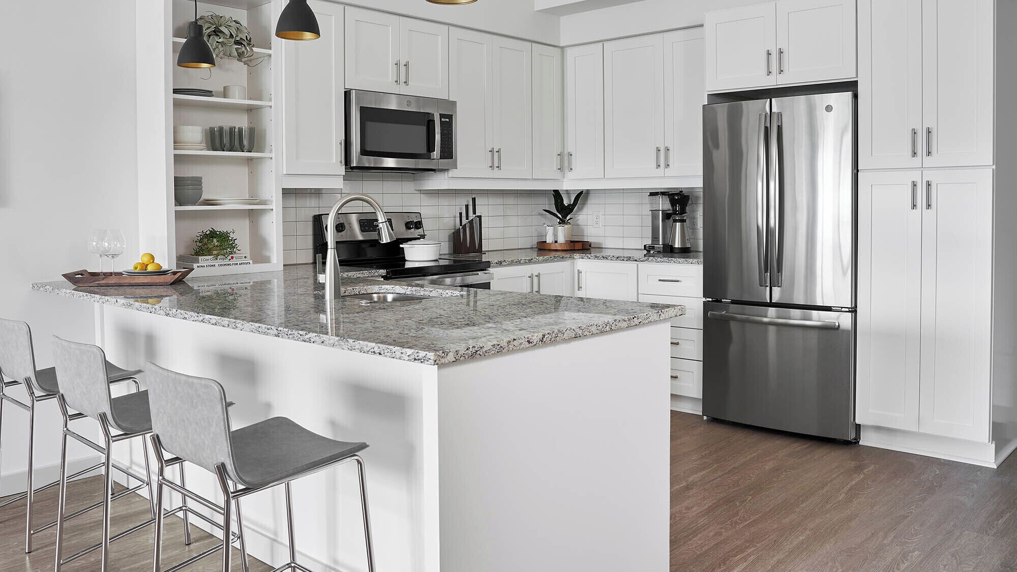 Suite, 2 soverom (Designer Furnished) | Eget kjøkken | Kjøleskap, mikrobølgeovn, ovn og kokeplater