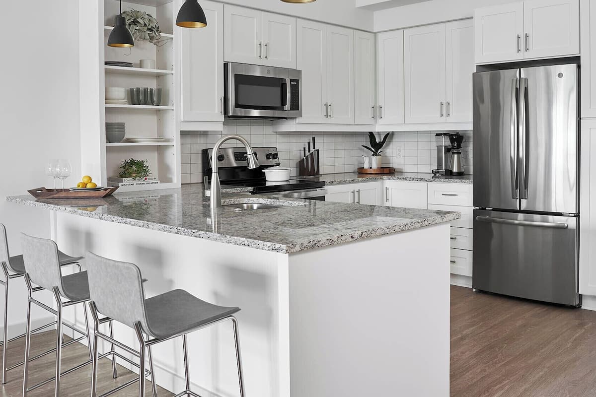 Suite, 2 soverom (Designer Furnished) | Eget kjøkken | Kjøleskap, mikrobølgeovn, ovn og kokeplater