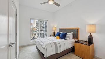 Suite, 2 Schlafzimmer (Designer Furnished) | Schreibtisch, laptopgeeigneter Arbeitsplatz, Bügeleisen/Bügelbrett