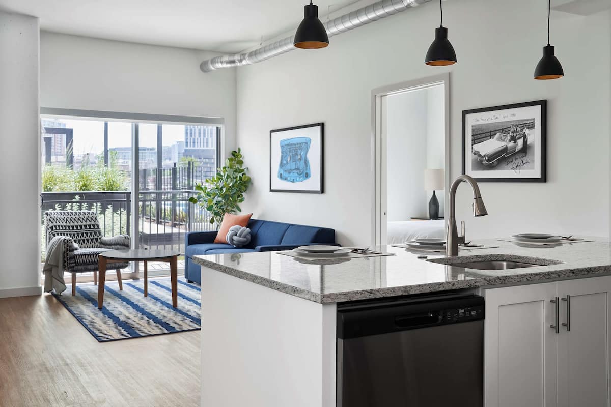 Suite, 2 chambres (Designer Furnished) | Cuisine privée | Grand réfrigérateur, micro-ondes, four, plaque de cuisson