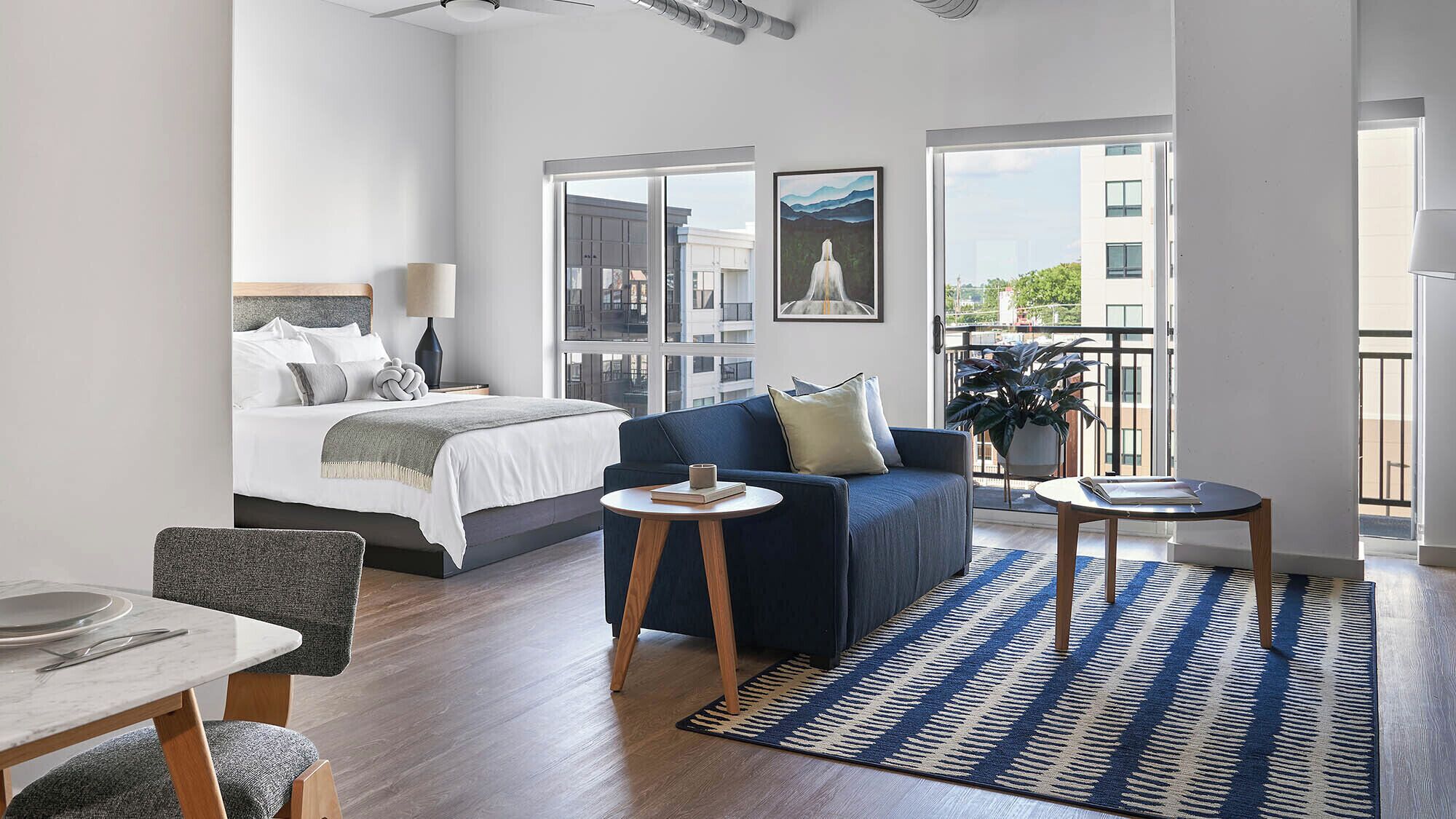 Escritorio y espacio para trabajar con laptop 