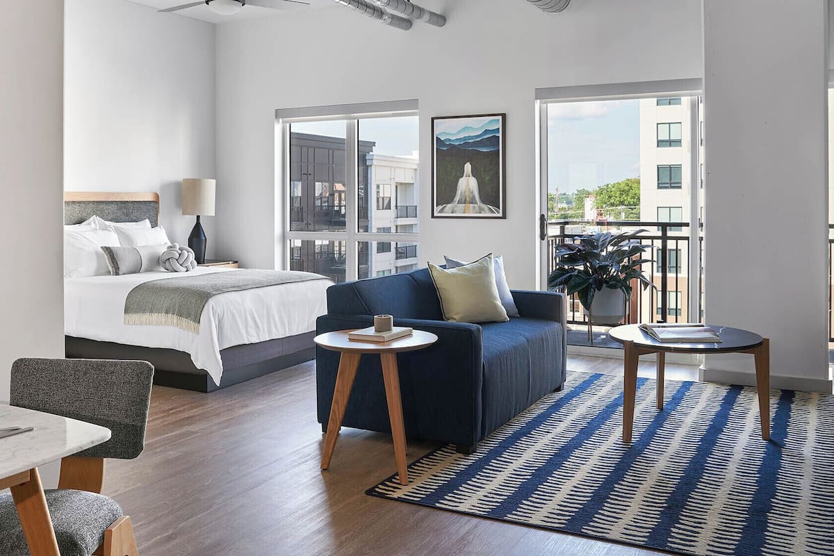 Studio, 1 queensize-seng (Studio Apt Designer Furnished) | Skrivebord, skrivebord for bærbar PC, strykejern/-brett og sengetøy