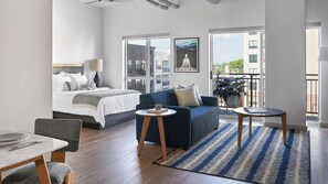 Studio, 1 grand lit (Studio Apt Designer Furnished) | Bureau, espace de travail pour ordinateurs portables