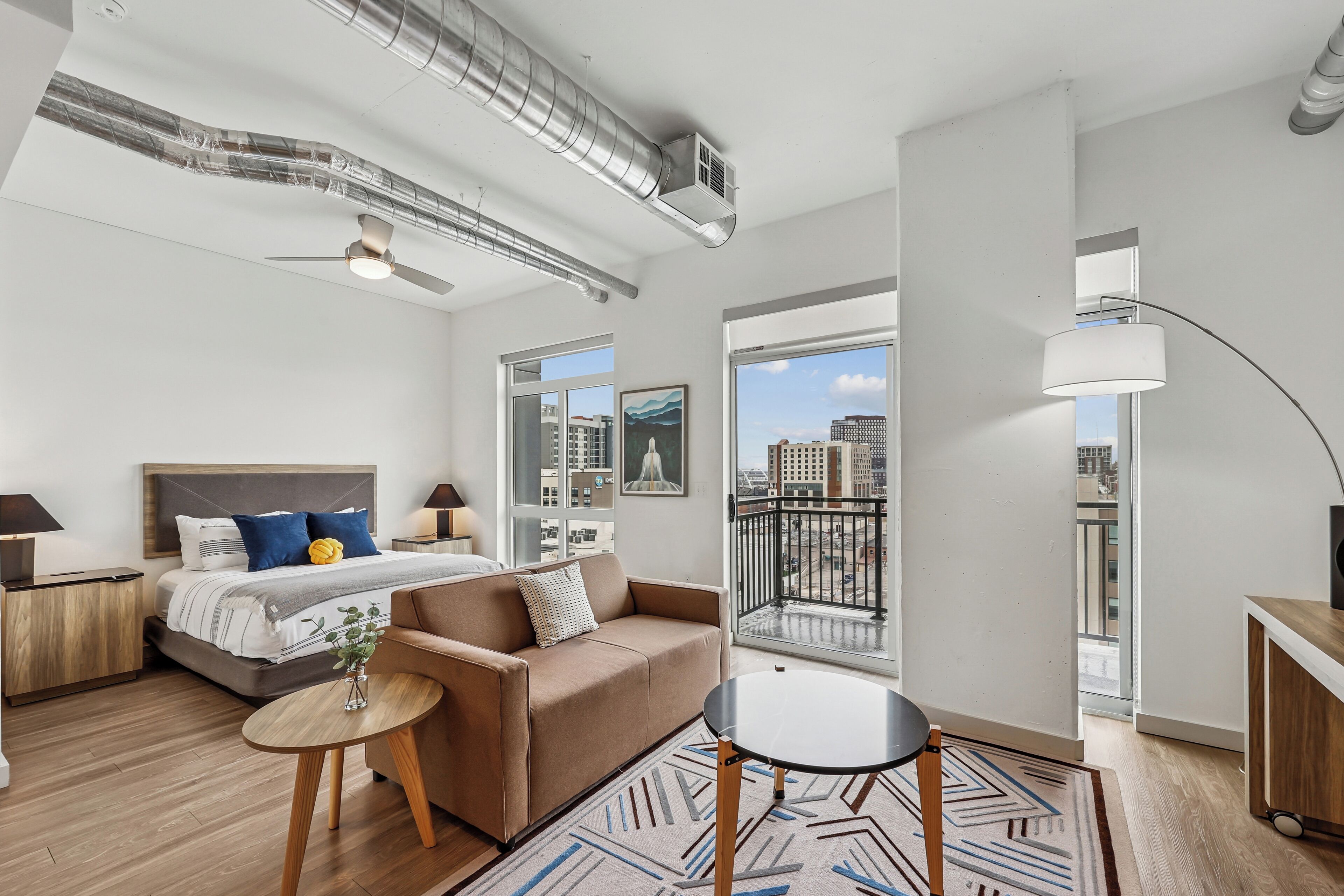 Studio, 1 Queen Bed (Studio Apt Designer Furnished) | Living area