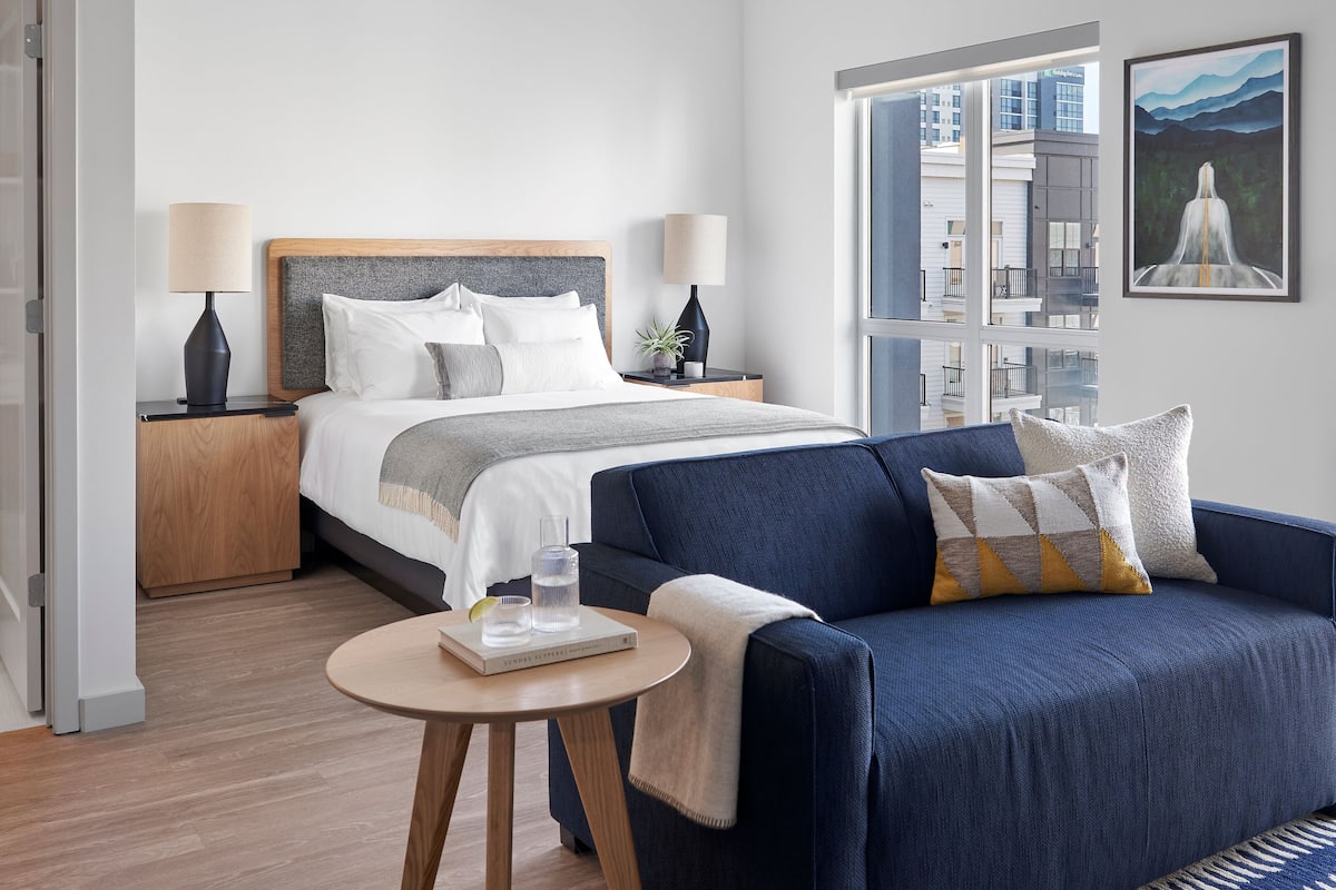 Studio, 1 Queen Bed (Studio Apt Designer Furnished)