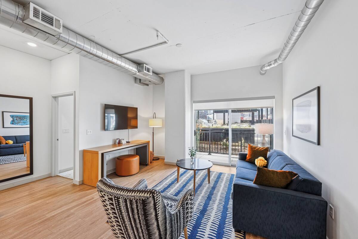 스위트, 침실 2개 (Designer Furnished) | 거실 공간 | 평면 TV
