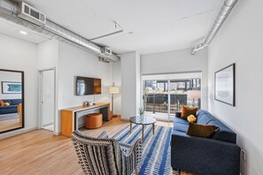 스위트, 침실 2개 (Designer Furnished) | 거실 공간 | 평면 TV