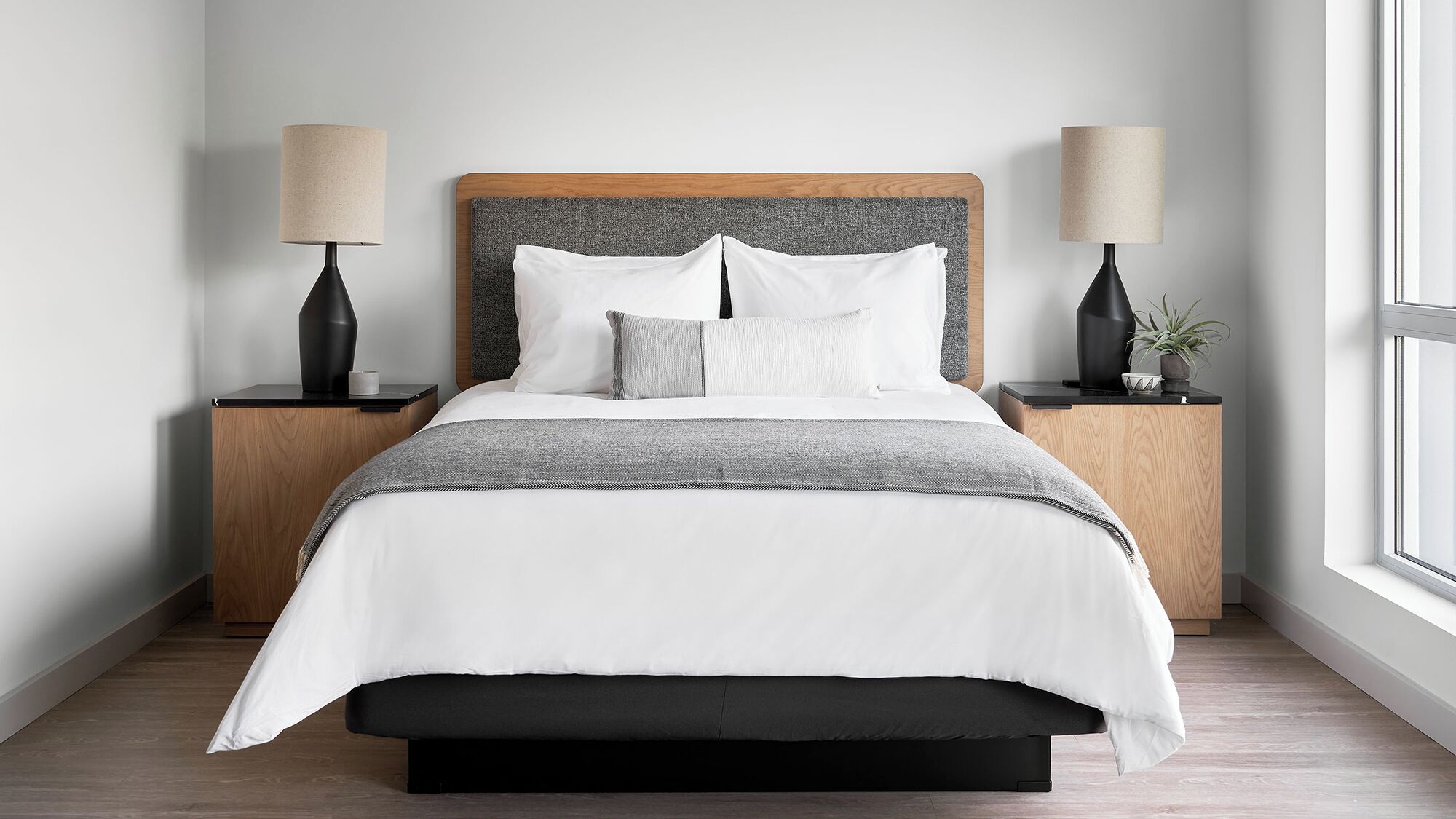 Suite, 1 soverom (Designer Furnished) | Skrivebord, skrivebord for bærbar PC, strykejern/-brett og sengetøy