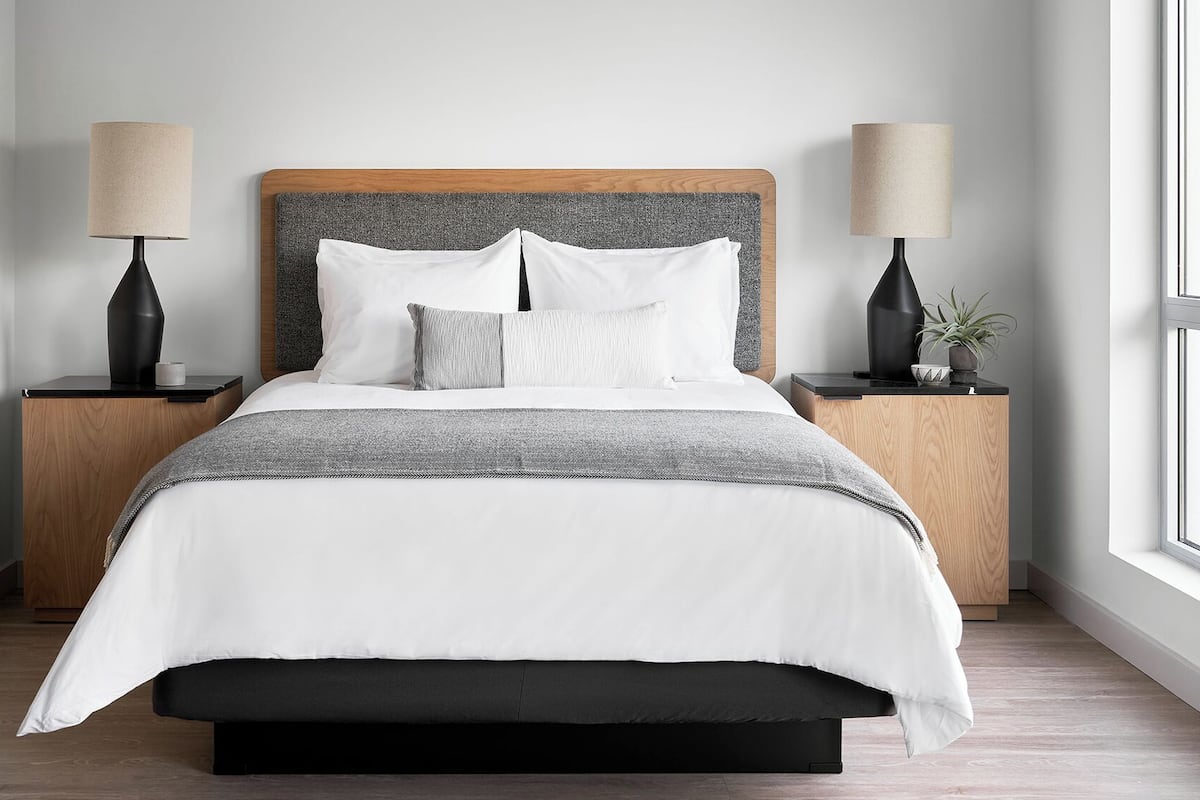 Suite, 1 soverom (Designer Furnished) | Skrivebord, skrivebord for bærbar PC, strykejern/-brett og sengetøy