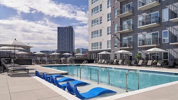 حمّام سباحة خارجي، مظلات على حمّام السباحة، مقاعد للتشمس