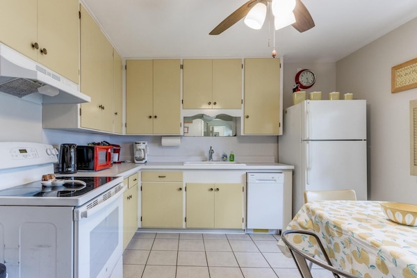 Frigorífic, microones, forn i placa de cuina