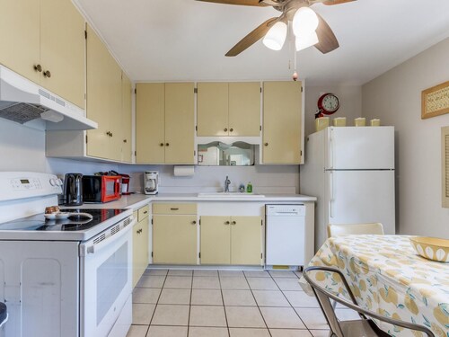 Close to OU--TVs in every room--outdoor dining--wifi--W/D