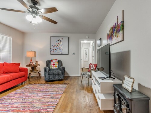 Close to OU--TVs in every room--outdoor dining--wifi--W/D