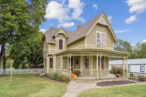 The Cloverleaf Cottage- A spacious home, perfect for gathering by downtown Pella