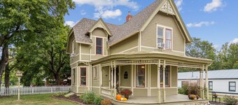 The Cloverleaf Cottage- A spacious home, perfect for gathering by downtown Pella