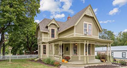 The Cloverleaf Cottage- A spacious home, perfect for gathering by downtown Pella