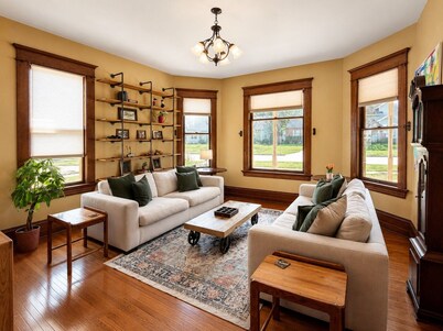 Cloverleaf Victorian | Historic Victorian | Walk Downtown | Sleeps 10