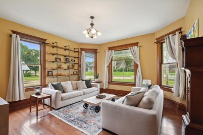 Spacious and charming 4br home in downtown Pella