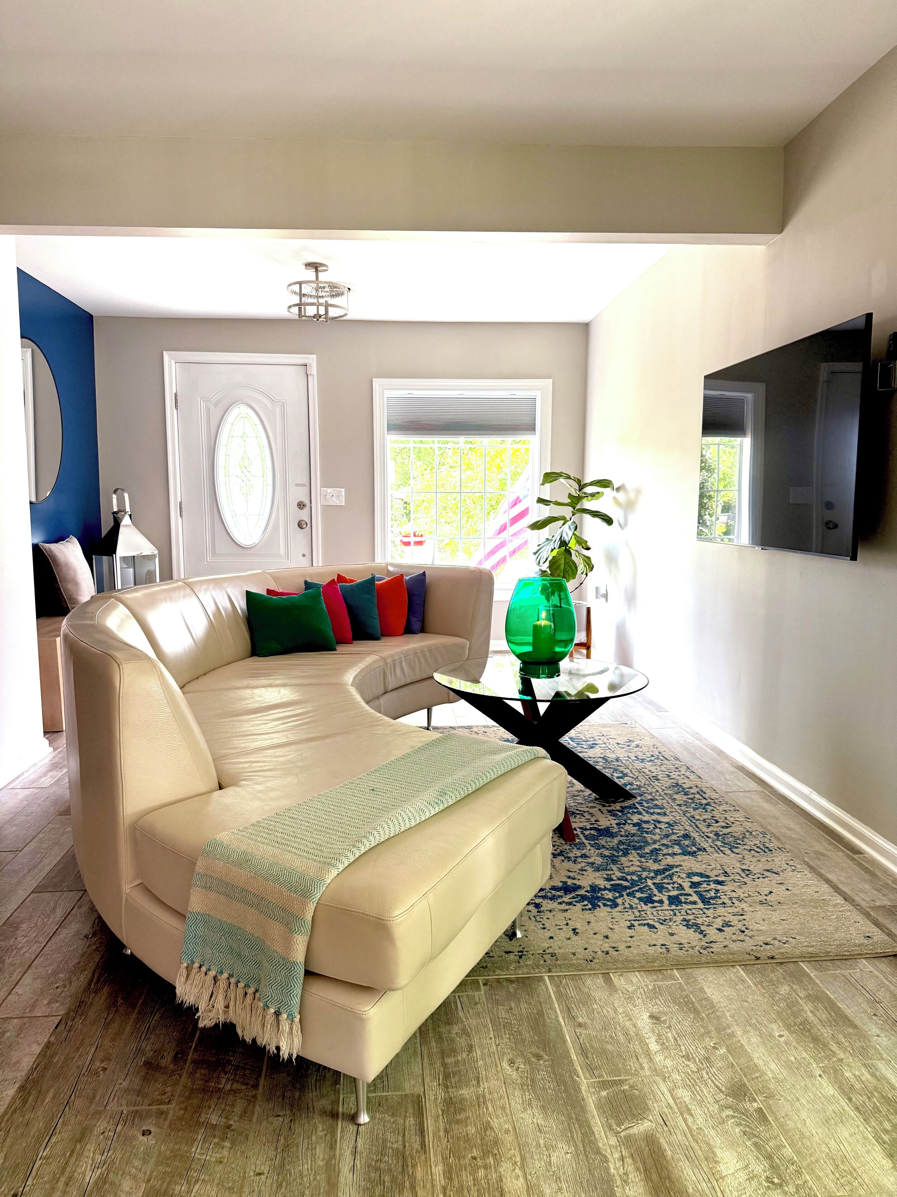 Smart-TV, Kamin, Bücher, Stereoanlage