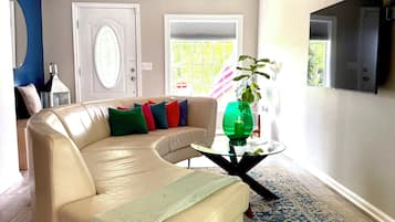 Smart-TV, Kamin, Bücher, Stereoanlage