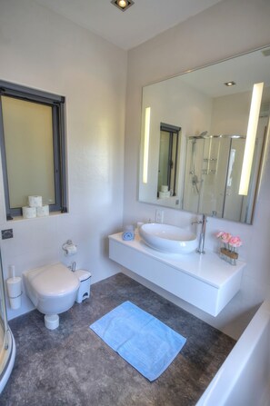 Baignoire, sèche-cheveux, serviettes fournies