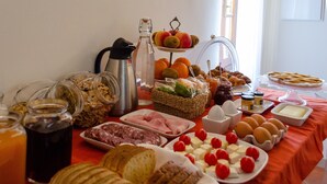 Un bufé de desayuno con diferentes alimentos y acompañamientos.