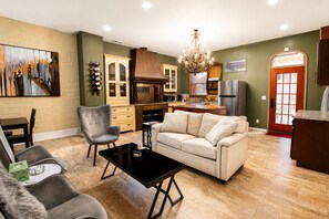 TV - Historic Main St Apt | Private Garage (Saint Charles)