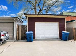 Property grounds - Historic Main St Apt | Private Garage (Saint Charles)