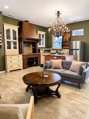TV - Historic Main St Apt | Private Garage (Saint Charles)